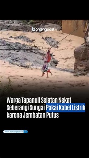 Ambruknya jembatan penghubung akibat longsor di Kabupaten Tapanuli Selatan memaksa warga menyeberangi sungai berarus deras dengan cara berbahaya, yakni berpegangan pada kabel listrik yang membentang di atas aliran sungai. Aksi nekat tersebut terekam dalam sebuah video yang diunggah akun TikTok @diskisrg pada Kamis (27/11). Dalam rekaman itu terlihat warga melintasi sungai deras demi menjalankan aktivitas sehari-hari, mengingat akses utama telah terputus sejak jembatan mengalami kerusakan. Warga 