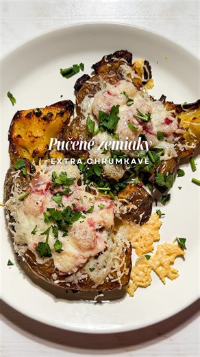 Pučené zemiaky - extra chrumkavé 😍 Ak máte radi zemiaky chrumkavé navonok a mäkké zvnútra - skúste tento recept! Postačia vám menšie zemiaky, ktoré sa varia krátko, syr na strúhanie, šunka a kúsok salámy! Ja som použila Zipser šunku od @tauris. Postup prípravy: Zemiaky v šupke umyte a vložte do vriacej vody. Vytiahnite ich, keď budú mäkké. Recept bude fungovať aj s rozvarenými zemiakmi alebo varenými deň vopred. Zemiaky osušte a rozložte na plech s papierom na pečenie. Pohárom ich popučte, osoľ