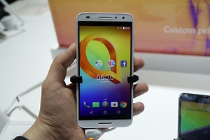 MWC 2017: Alcatel A3 hands-on - telefon cu dotări bune pentru cei cu buget redus (Video)