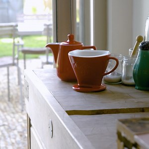 Fühlt sich wie Urlaub an! 😉 Einfach mal einen leckeren Kaffee mit dem #Melitta Pour Over Porzellan-Set aufbrühen, die Füße hochlegen und nichts tun! 👉 https://fal.cn/3hTi5 | Melitta Deutschland