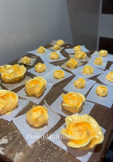 3D Buttercream Roses: A Beautiful Cake Decorating Guide