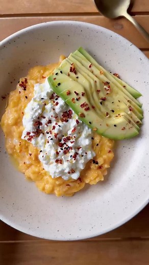 Mon secret pour les meilleurs œufs brouillés ✨ Tu ne louperas plus tes œufs brouillés, bien crémeux sans crème et sans lait ! Pour 1 personne : •3 œufs •1/2 avocat •Cottage cheese •Huile d’olive •Mélange d’épices 1/ Casse 3 œufs dans une poêle à froid. 2/ Fais cuire à feux doux, ici je mets à 6, avec ta spatule casse les jaunes et mélange sans t’arrêter. 3/ Petit à petit les œufs vont s’épaissir, racle bien le fond et les bords de la poêle. 4/ Une fois que tu arrive à cette texture onctueuse, re