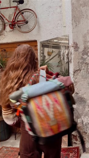 A G U A ▽ Una storia da portare con te. on Instagram: "Il primo dei 4 zaini sardi. Saranno disponibili da lunedì sul sito. :) 🎒🪡 Tappeto realizzato da @tappetinulecampus 🌷 #asmr #backpack #handcraft #madeinitaly #artisan"