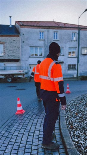[NOËL] Vieillevigne s’illumine pour les fêtes ✨ 🎅🏼 La commune s’est parée de ses plus belles décorations de Noël, pour le plus grand plaisir des petits et des grands 🫎❄️ Un grand merci aux services techniques, qui ont installé et parfois même fabriqué de leurs mains ces jolies créations sur les ronds-points, la place de Verdun et celle de la Mairie 💪🏻 Passez de belles fêtes, lumineuses et magiques, à Vieillevigne ! 🎄💫 #Vieillevigne #Noël2025 #FêtesMagiques | Mairie Vieillevigne 44