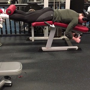 Lying Leg Curl 💡 This is probably a trickier one to get than most think. Firstly, let's take a step back and ask ourselves what is our goal? What exactly are we doing, and why? Movements: Knee flexion. Muscles: Biceps femoris (long head), semitendinosus, semimembranosus & gastrocnemius, but we're most concerned with the first 3 for now. Range: Mid - Shortened range. Example 1 in the video highlights how the exercise is typically formed. As you can see, in simple terms, Gary's ass is raising up.