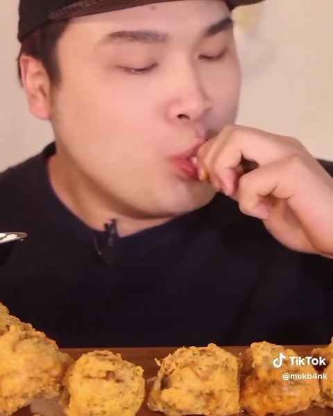 ASMR EATING FRIED CHICKEN credit ddeonggae ASMR edited by me #bhcchicken #koreanfriedchicken #koreanchicken #asmreating #mukbang #satisfying #bigbites
