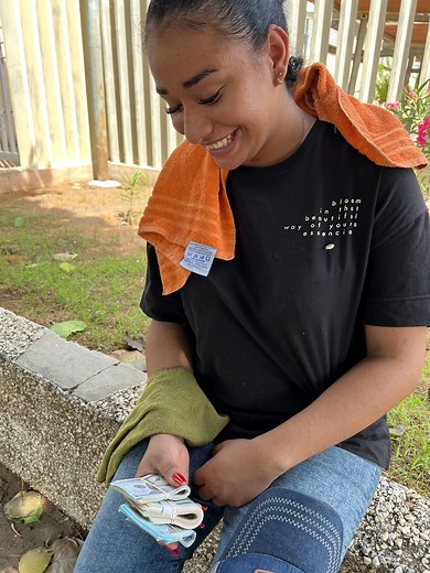 274K views · 3.8K reactions | Millonario pone a prueba limpia vidrios con fajo de dinero, la ultima chica hara que llores con su historia | Frases del mundo | Facebook