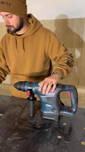 Bene ragazzi, è arrivata l’ora di realizzare la nuova parete porta attrezzi! Per farla peró bisognerà fare un bel pó di buchi nel muro! Nessun problema, tiro fuori il mio nuovo MARTELLO PERFORATORE BOSCH GBH 18V - 34 CF A BATTERIA arrivato giusto in tempo da @Bosch Power Tools Ve ne parlo in questo video! #biturbotest #boschbiturbo #bosch #boschpowertools #falegnameria #falegname #lavorazionelegno #perte #foryou