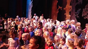 Quand les enfants rejoignent Chantal sur la scène de Huy....c'est pour "L'alphabet en chantant" | Chantal Goya