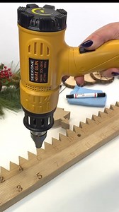 DIY wooden countdown calendar 😍 All you need is a 2 part pre-sanded wooden block (one to scorch the dates and one for the indicator), stencil with numbers, scorch marker and a heat gun. Step 1: Prep the wooden base block, if it’s not sanded make sure you sand it properly Step 2: Apply the stencils firmly Step 3: Use the scorch marker and draw on the stencil Step 4: Use a heat gun to scorch the area you drew and that’s it, you’ll have your own unique countdown calendar ❤️ BTW, its a lovely gift 