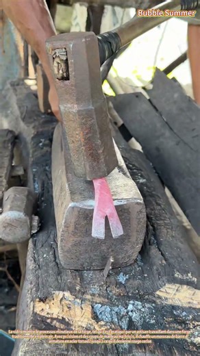 Art de la forge : façonner un pied-de-biche à partir d'une barre d'armature sur une enclume