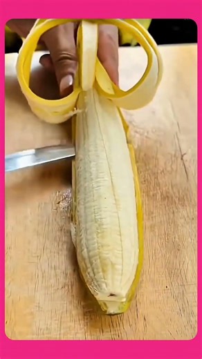 Neatly sliced bananas form a clean, symmetrical pattern, highlighting a precise cutting technique