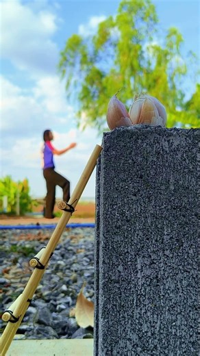 แม่ตัวจิ๋ว..ปีนเก็บกระเทียม ไปทำกับข้าว #amazing #nature #funnyshorts