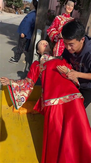 A red robe, who is it worn for?