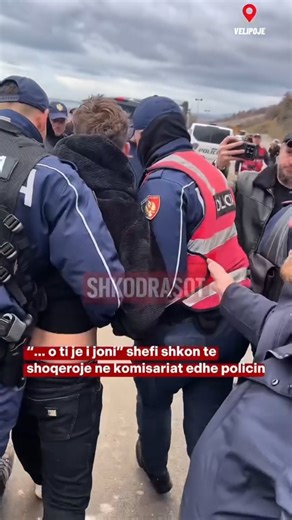 AVOKAT ARBEN LLANGOZI on Instagram: "Shefi në aksion “anti-Agasi”, por përfundon duke arrestuar fukarenjtë që kërkojnë bukën e gojës Shikoni banditin i cili hiqet si shef policie se si fryhet, se si ecën me gjoksin përpara dhe me arrogancë, sikur uniforma t’i ketë dhënë të drejtën absolute mbi jetën e të tjerëve. Ai shoqëron njerëzit pa asnjë motiv ligjor, i dhunon, i prangos, i poshtëron, edhe kur qytetarët nuk tregojnë asnjë rezistencë. Nuk ka rrezik, nuk ka kërcënim ka vetëm etje për pushtet
