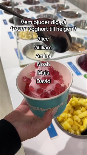 Vi har gjort det enkelt för dig 👀 Namnet på den som ska bjuda dig finns i videon 🤝🍦 Ser du din kompis? 👉 TAGGA dem i kommentarerna så är det deras tur att betala 😌 Varsågod för hjälpen 💅 #yogiboost #taggaenkompis #frozenyoghurt #fika