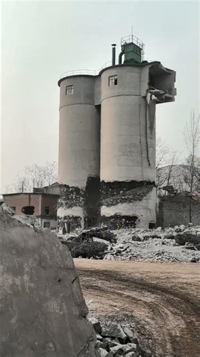 Old High-rise Overall Demolition with Strong Visual Impact
