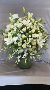 Have you ever seen a big bouquet like this #satisfiedflorist #flowers #flowerarrangement #flowershop #florist #bouquet #gift #giftideas #roses #handmade #design #craft #diy #floralarrangement #bouquetofflowers #demonstration | Satisfied Florist