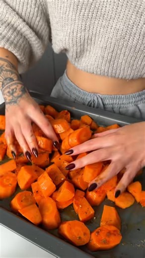 Faux-filet sauce à l’échalote & légumes rôties ✨ Ingrédients pour 2 personnes - 2 faux-filets - 2 patates douces - 4 carottes - 1 échalote - 20 g de beurre - Bouillon de bœuf - Huile d’ol | Jimmy & Laura Astuces