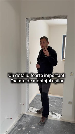 Atenție mare la un detaliu foarte important înainte de montajul ușilor. Golurile de ușă trebuie să aibă acel „umar” de câțiva centimetri pe care să se sprijine corect tocul și pervazul ușii. Dacă acest umăr lipsește, se ajunge inevitabil la improvizații, soluții forțate și un rezultat final inestetic, lucru pe care nu îl recomandăm. Dacă lățimea golului nu permite realizarea acestui umăr, soluția corectă e să spargeți din partea opusă și să îl creați acolo. E mult mai simplu și mai corect să rez