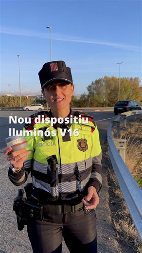 Mossos d'Esquadra. Generalitat on Instagram: "🚨 A partir de l’1 de gener serà obligatori usar la balisa V-16 en cas d’accident o avaria a la carretera. I també cal 👇 ✅ Precaució i seguretat en sortir del vehicle ✅ Posar-se l’armilla reflectora ✅ Ubicar-se fora de la plataforma, darrere la tanca i en un lloc segur"