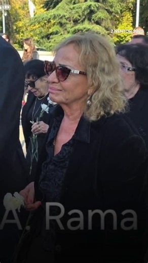 Zonja që u la në heshtje. Asnjë fjalë nuk u tha për Rexhinën, ish-bashkëshorten e Fatos Nanos, gruan me të cilën kaloi 27 vite martesë dhe pati fëmijët e tij. Xhoana foli për dashurinë e madhe për Nanon. Sokoli foli për babain, duke e quajtur kampion, por asnjë përmendje për nënën e tij të pranishme. Rama foli për ata që dje e sulmonin dhe sot e qanin, por asnjë fjalë për gruan që ndau me Nanon një jetë të tërë. Nuk kishte njeri më të vetmuar në atë ceremoni se Rexhina. Ajo mund të mos vinte far