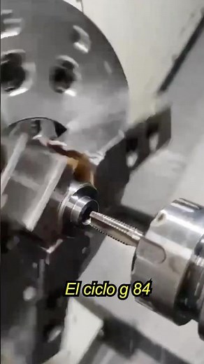 El ciclo G84 en programación CNC se utiliza para realizar roscado con macho (roscado a máquina)