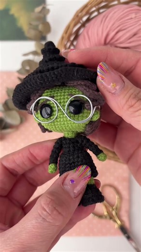 Little Elphaba tutorial now available on this channel 💚🧶 #amigurumi #crochet #tutorial