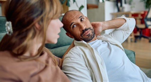 Coincé dans une conversation gênante ? Essayez la technique terriblement efficace du “gray rock” - Psychologies.com