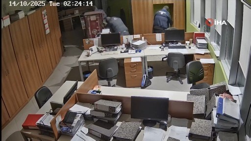 Manisa Kulis Haber on Instagram: "Manisa'da 2 milyon avroluk soygun kamerada: Çelik kasayı metrelerce sürüklediler Manisa'nın Turgutlu ilçesinde bir iş yerinde meydana gelen hırsızlık olayıyla ilgili polis ekipleri 7 şüpheliden 3'ünü İstanbul'da yakalarken şüphelilerden 2'sinin farklı suçlardan cezaevinde oldukları öğrenildi. Mahkemeye çıkarılan 5 kişi tutuklanırken, 2 şüpheliyi yakalama çalışmaları devam ediyor. Öte yandan fabrikadaki kasalardan 2 milyon avro çaldıkları belirlenen hırsızlık ola