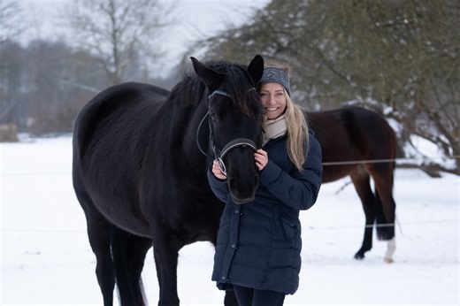 Florentina | Wir 🙋🏼‍♀️❤️ Gleiches Foto, nur das Pferd ist dunkler geworden 😬🥰🫶🏼 Charakter 12/10: ganz lieb, brav, menschenbezogen, streichelaffin,... | Instagram