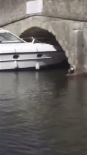 Boat smashes into potter heigham bridge and gets stuck under there #boats #broads #pottorheigham