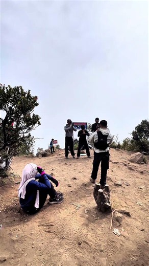 Antre foto dengan plakat Puncak Rajawali Gunung Sumbing
