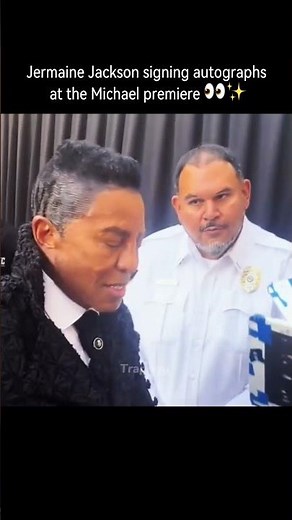 Jermaine Jackson was seen giving autographs to fans at the premiere of Michael ✨..#jermainejackson