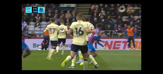 So this isn’t given as a pen but Senesi running into Henderson and diving to somehow get one is? 😂Blame VAR all you want, but it’s all down to the people who make the decisions. Utterly disgraceful every week.