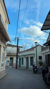 Moria Village – Lesvos Island The famous Roman aqueducts of Lesvos Island are located in Moria (Mória), near the capital Mytilene. Built to carry water from Mount Olympus to the ancient city, this impressive monument stands today as one of the island’s most remarkable historical structures. We are in Moria, walking through history… 🏛️💧 📍 Χωριό Μόρια – Λέσβος Το γνωστό ρωμαϊκό υδραγωγείο της Λέσβου βρίσκεται στη Μόρια (Mória), κοντά στη Μυτιλήνη. Χτίστηκε για να μεταφέρει νερό από τον Όλυμπο σ