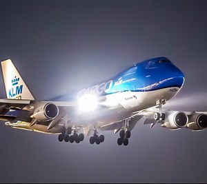 161K views · 10K reactions | ✈️ Miami Airport Takeoffs/Landings at night #airbus #airbuslovers #boeing #boeinglovers #miamiairport #planespotter #planespotting Miami International Airport - MIA Flightradar24.com FlightAware | Just Planes | Facebook