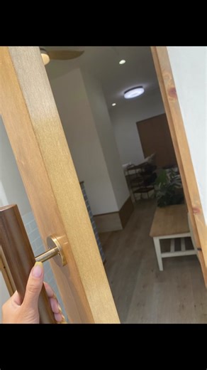 お店のコンセプトは【海を感じる癒しのサロン】 私自身大きな青い広い海を見てると 日頃の疲れや、悩み、、、 そんなものがちっぽけに感じたり 見ているだけで、、、ぼーっとある意味 何も考えず過ごせたり😌🫧リラックスできたり！🩵 お顔そりとエステでお客様に そんな時間を感じて欲しく、、、お店作りが始まりました🌊🤍 内装のメインは Ron Herman(ロンハーマン)をイメージしています🤍🪵 皆様がリラックスできる そんな素敵な場所になりますように。 心を込めて。 #お顔そり #お顔そり美容法 #シェービング #お顔剃り専門店 #ブライダル #アイブロウ #襟剃り #卒業式 #袴ヘア #大阪サロン #大東市 #大阪市