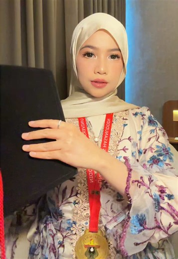 Elegant Graduation Makeup Look for Special Day