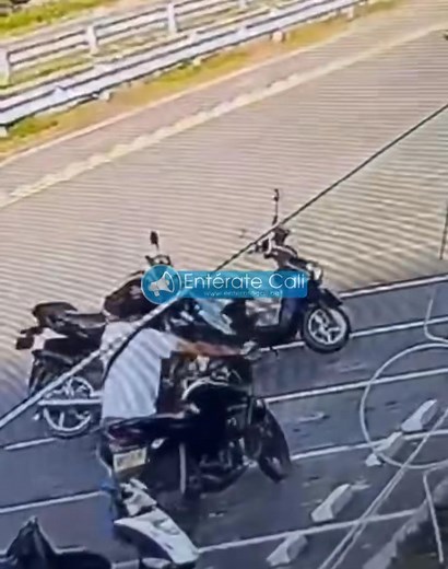130K views · 1.1K reactions | Así sería el modus operandi de los presuntos delincuentes en el sector de Ciudad Guabinas, en Yumbo. Primero fichan y marcan una motocicleta que está parqueada afuera de una de las unidades residenciales. Luego, uno de ellos regresa a pie para empezar a actuar sobre la moto y finalmente huyen con ayuda de su compañero y cómplice. | Entérate Cali | Facebook