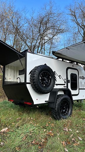 A quick overview of the Country Born CB12: lightweight, durable, and ready for off-grid adventures. This setup has everything you need. ⛰️ Check out all the specs – link in bio! 🔗 #ModernBuggyRV #rvtour #camping #camper #offroad #overlanding #adventurerig | Modern Buggy RV
