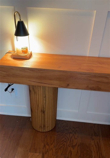 This console table looks so good 🤌🏼 took just 10 minutes to assemble #consoletable #furniture #entrytable #entrywaydecor #homedecor