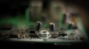 Reparar equipos informáticos y electrónicos. Destornillador: video de stock (totalmente libre de regalías) 1088940131 | Shutterstock