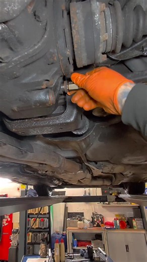 ⚙️🛢️ Fresh fluids for the drivetrain on this BMW M3 E36 Saloon. Replacing the gearbox oil and limited-slip differential (LSD) oil helps maintain smooth gear changes, proper differential operation and long-term reliability — especially important on a performance icon like the M3 🔧✅ Preventative drivetrain maintenance today means better performance and fewer issues tomorrow 🏁 #BMWM3E36 #GearboxOilChange #LSDService #DifferentialService #PerformanceMaintenance #BMWSpecialist #GrimsbyGarage #CarC