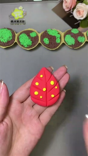 Autumn handmade ornaments. Don’t throw away the egg trays at home. I will teach you how to DIY a