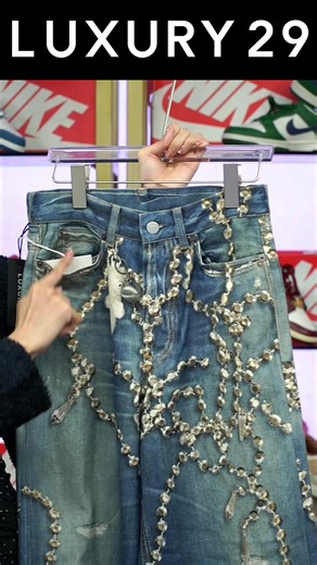 โปรสุดคุ้มกับสินค้ามากมายจากร้าน Luxury29 พบกับกิจกรรมพิเศษ รับโปรโมชั่นลดแรงแบบจุก ๆ พบกันได้ใน Live ห้ามพลาดเลย!!! ทุกวัน ตั้งแต่เวลา 21.00 น. รับรองมีเซอร์ไพรส์แน่นอน 👜🎒👟🥿🧥👖 อัพเดตสินค้าแบรนด์ฮิต ติดกระแสที่ LINE Official ID : @luxury29shop Hours : 11.00 - 22.00 daily Website : https://luxury29.io LUXURY 29 App : https://luxury29.page.link/download | Luxury 29