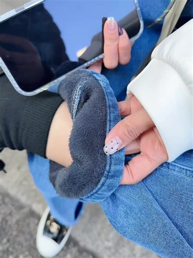 🇰🇷New秋冬🍂新款上市 ✈ ［新品預購🐣］ 熱銷🏆淺藍色🩵🩵 裡層整圈➰厚厚刷絨‼️ 一摸直接尖叫那種軟暖感🥺 外層是韓味挺版丹寧💯 ❌不貼腿❌不顯胖🔝比例直接拉起來 ✔ 有分尺寸！棉花糖女孩也能穿 ✔ 保暖度爆表 ✔ 版型自然順腿超級瘦 ✔ 認真說：這件不收真的會後悔 🈵千免運費～訂購請私訊或➕Line https://page.line.me/lan9766e 加入麻煩給我ㄧ個訊息^^ | Color.twins