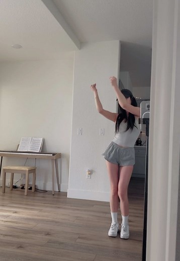 Elle Lee Returns After Overcoming Tough Times