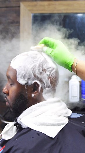 1.7M views · 27K reactions | Sensitive Skin Head Shave for Folliculitis: Cleaning & Shaving with No Razor 朗 Credit to @ejonestv for the idea of the shampoo spray and Vitamin E. #barberstyledirectory #thomascutit #sensitiveskin #headshave #folliculitis #razorfree #closestshave #steaming #shampoo #wiping #scalpcleanup #sponge #barber #barbering #barbershop #shavingtips #barbertips #barbertipsforyou #barberstyle | The Barber Style Directory | Facebook