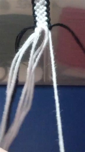 a mini tutorial, it's fast. #knotwithme #tutorials #tutorial #foryoupage #beginner #cute #friendshipbracelets #stringbracelets #bracelet #craft #easy #fypシ゚viral